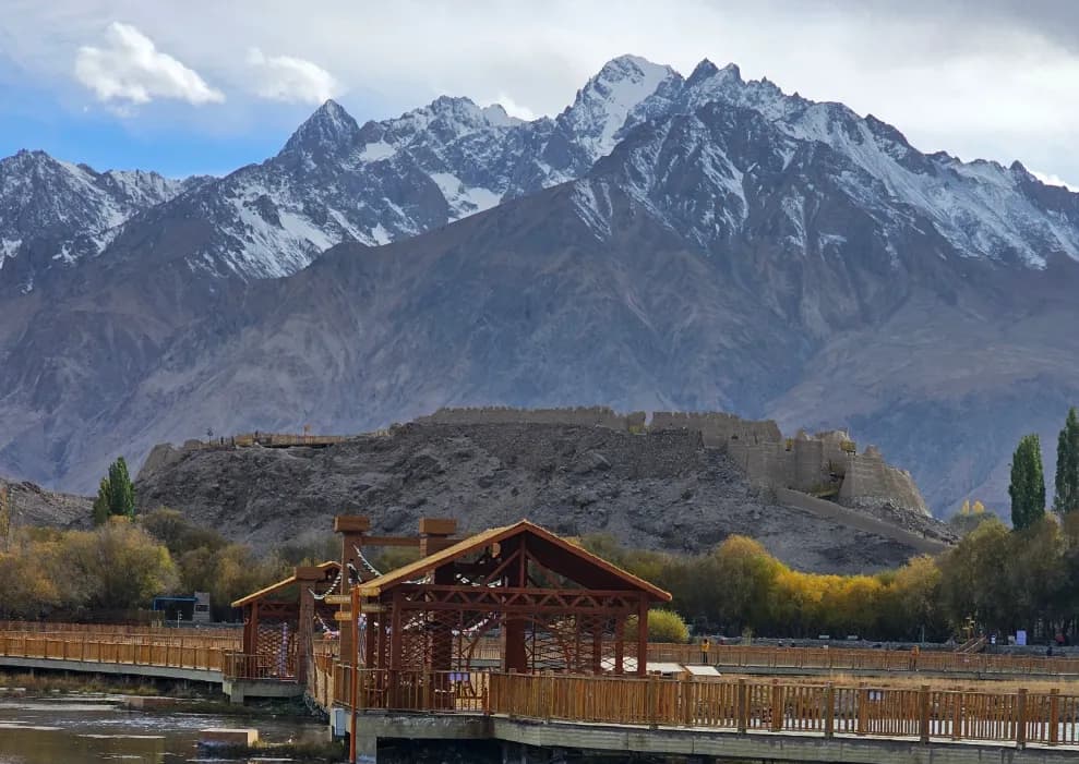 2-Day Pamir Plateau Tour: Karakul Lake, Taxkorgan + Stone City
