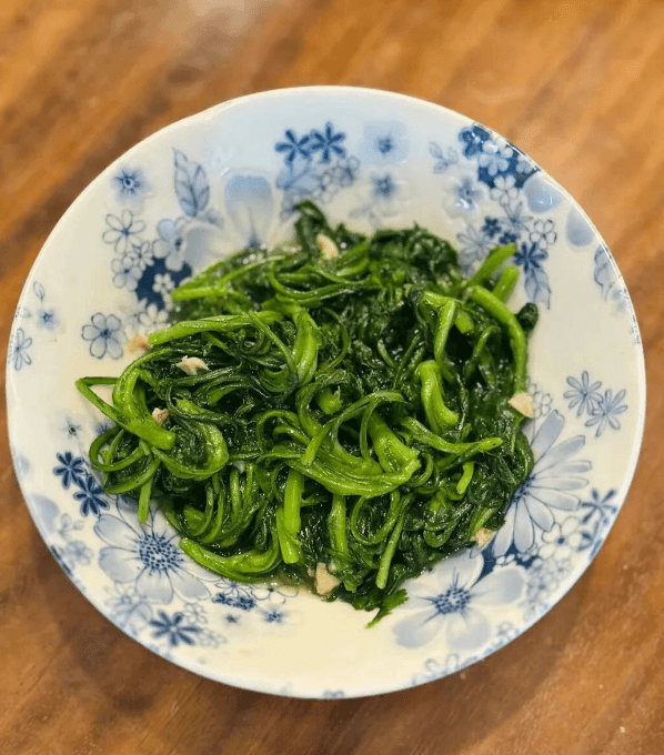 Sichuan’s Winter Table Staple: The Irresistible Stir-Fried Crown Daisy Greens